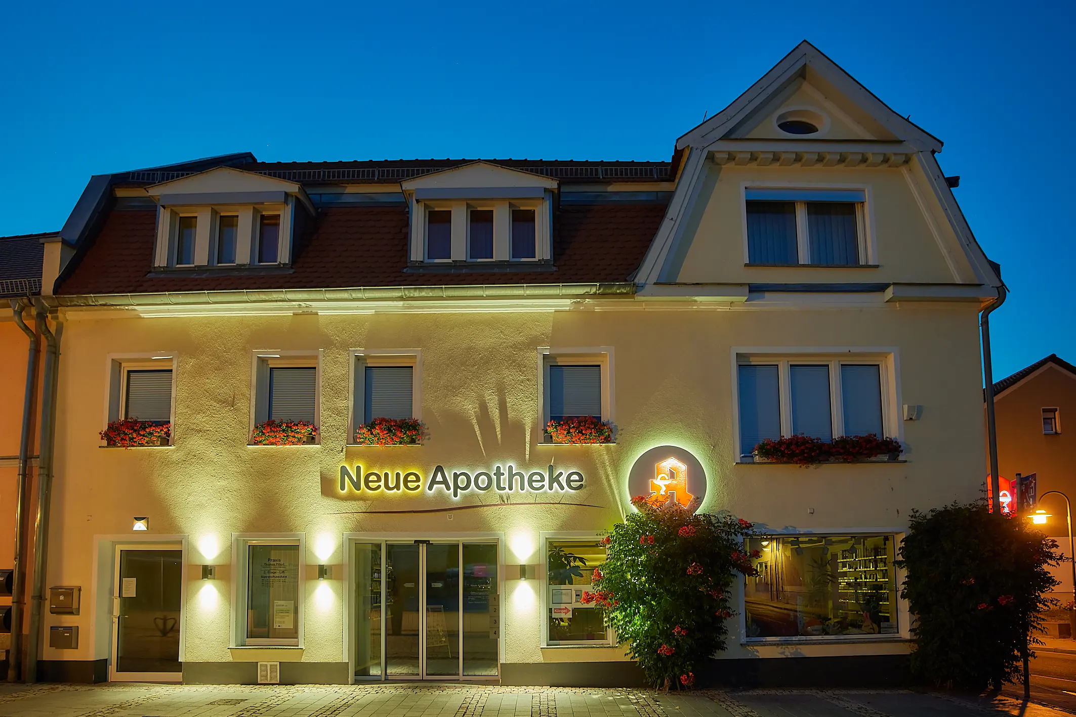 sehland Praxis Gebäude bei Nacht